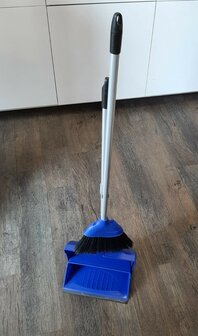 Handveger en blik met lange steel.