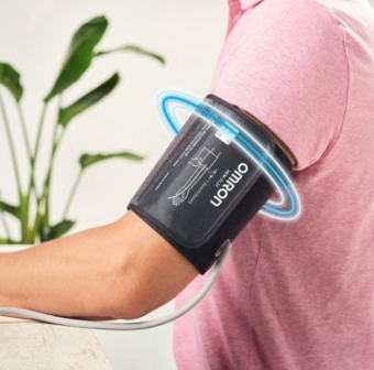 Omron M3 Comfort bloeddrukmeter met voorgevormde manchet.
