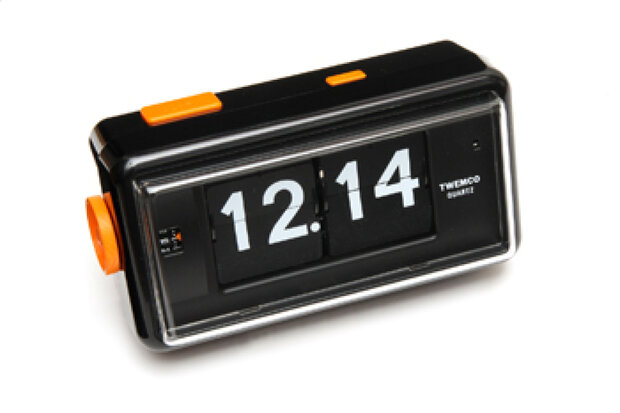 Duidelijke wekker, witte cijfers op zwart.