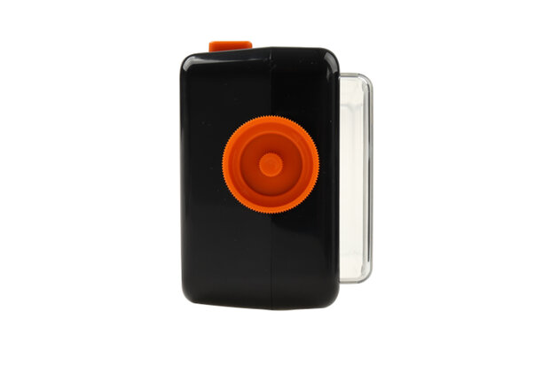 Duidelijke wekker, witte cijfers op zwart.