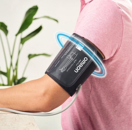 Omron M3 Comfort bloeddrukmeter met voorgevormde manchet.