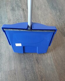 Handveger en blik met lange steel.