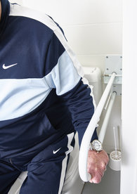 Opklapbare wandbeugel voor toilet . Lengte 76 cm